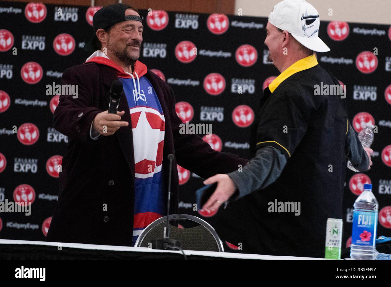 22. April 2022, Calgary, Alberta, Kanada: Kevin Smith begleitet Jason Mews auf der Bühne des â€œJay und Silent Bobâ€-Reunion auf der Calgary Comic and Entertainment Expo (Foto: © Baden Roth/ZUMA Press Wire) Stockfoto