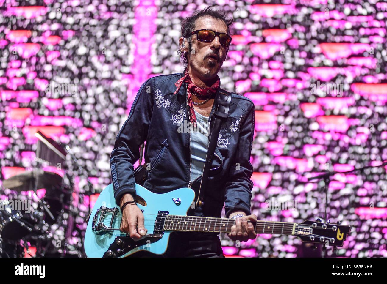 Buenos Aires (1. Mai 2025). Die schottische Pop-Rock-Band Simple Minds (Gordy Goudie, Gitarre) trat live in der Movistar Arena Argentinien auf. Quelle: Mariano Garcia/Alamy Live News Stockfoto