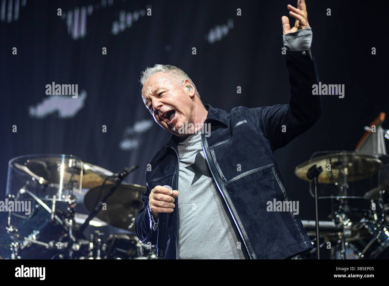 Buenos Aires (1. Mai 2025). Die schottische Pop-Rock-Band Simple Minds (Jim Kerr, Gesang) trat live in der Movistar Arena Argentinien auf. Quelle: Mariano Garcia/Alamy Live News Stockfoto