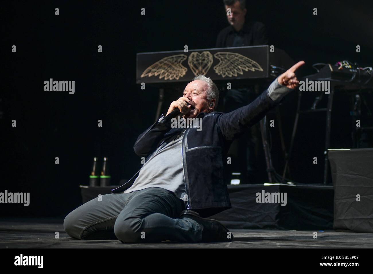 Buenos Aires (1. Mai 2025). Die schottische Pop-Rock-Band Simple Minds (Jim Kerr, Gesang) trat live in der Movistar Arena Argentinien auf. Quelle: Mariano Garcia/Alamy Live News Stockfoto