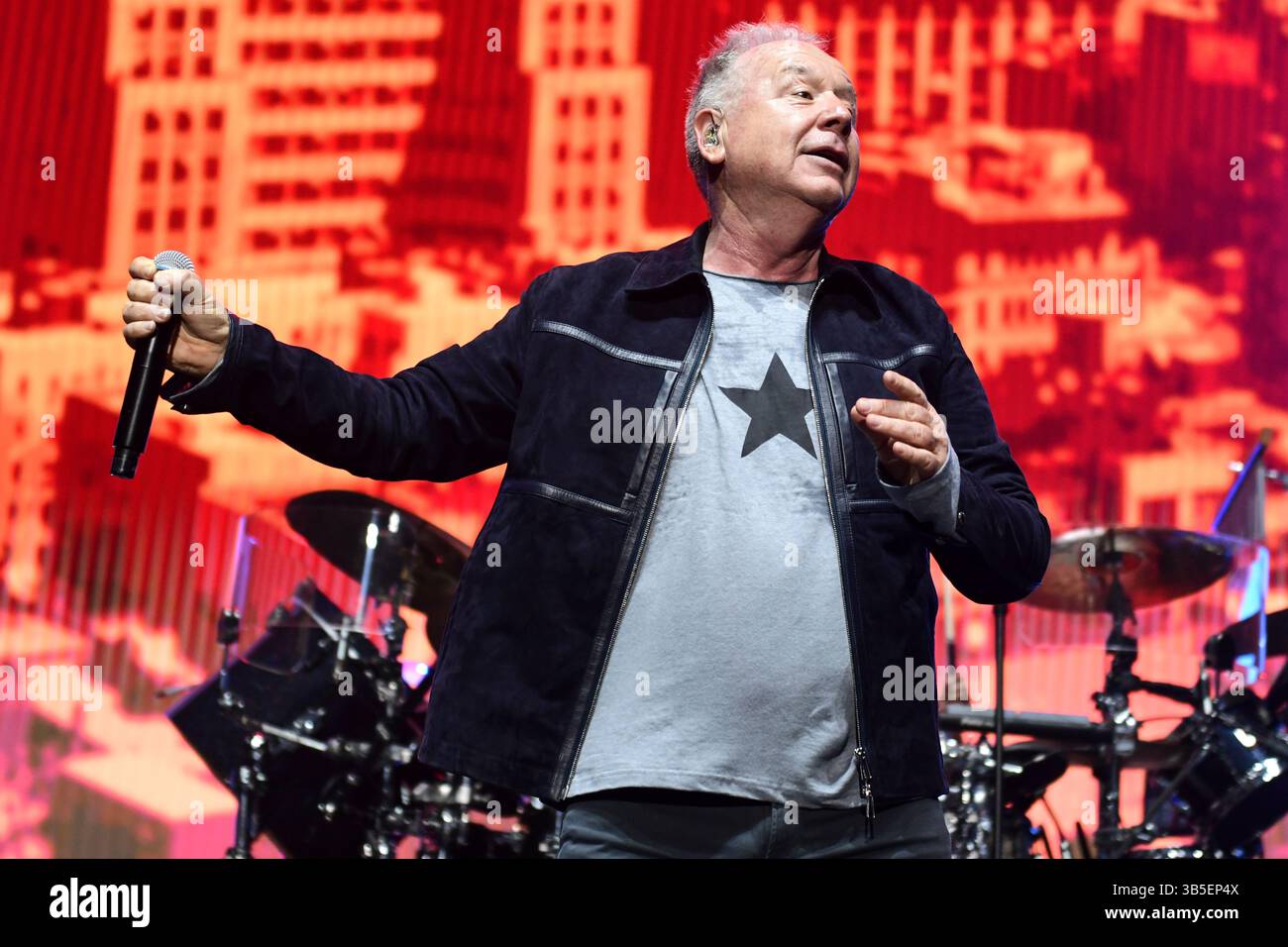 Buenos Aires (1. Mai 2025). Die schottische Pop-Rock-Band Simple Minds (Jim Kerr, Gesang) trat live in der Movistar Arena Argentinien auf. Quelle: Mariano Garcia/Alamy Live News Stockfoto