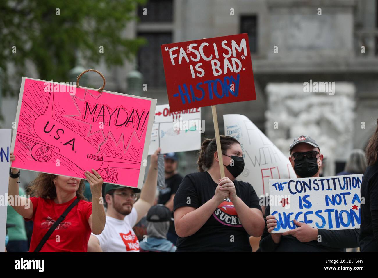 Harrisburg, Usa. Mai 2025. Demonstranten halten Plakate auf den Stufen des Kapitols von Pennsylvania für einen Maifeiertag gegen die Politik der Trump-Regierung. Quelle: SOPA Images Limited/Alamy Live News Stockfoto
