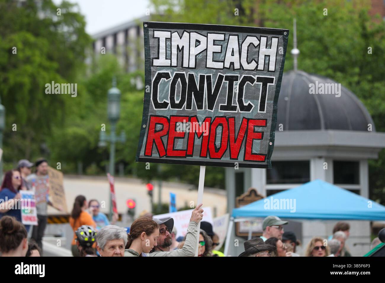 Harrisburg, Usa. Mai 2025. Demonstranten halten Plakate auf den Stufen des Kapitols von Pennsylvania für einen Maifeiertag gegen die Politik der Trump-Regierung. Quelle: SOPA Images Limited/Alamy Live News Stockfoto