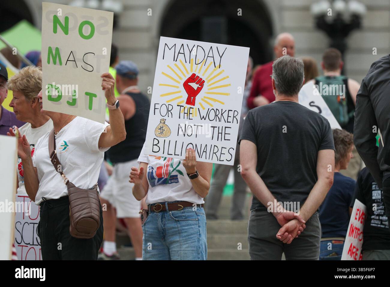 Harrisburg, Usa. Mai 2025. Demonstranten halten Plakate auf den Stufen des Kapitols von Pennsylvania für einen Maifeiertag gegen die Politik der Trump-Regierung. Quelle: SOPA Images Limited/Alamy Live News Stockfoto