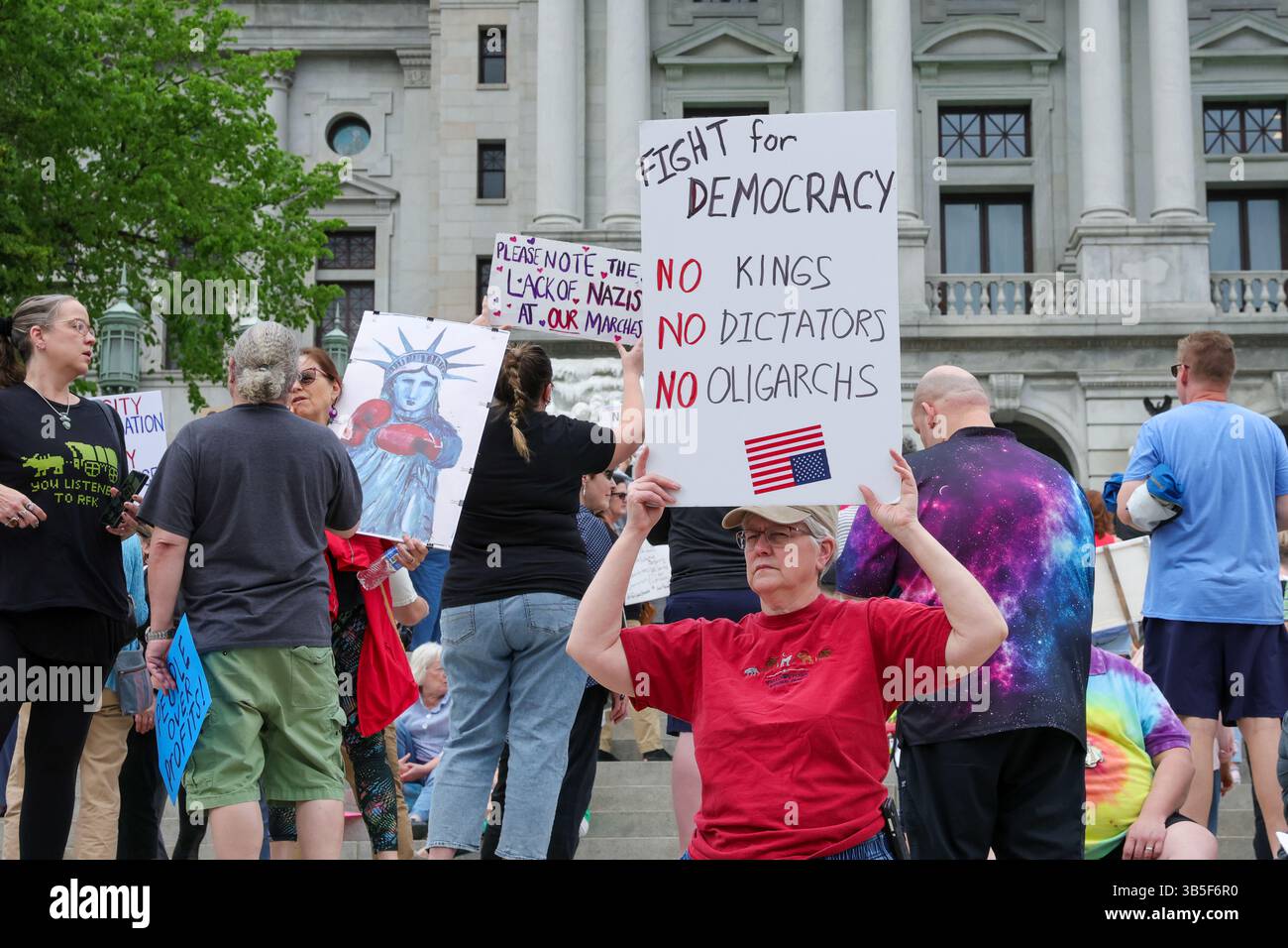Harrisburg, Usa. Mai 2025. Demonstranten halten Plakate auf den Stufen des Kapitols von Pennsylvania für einen Maifeiertag gegen die Politik der Trump-Regierung. Quelle: SOPA Images Limited/Alamy Live News Stockfoto