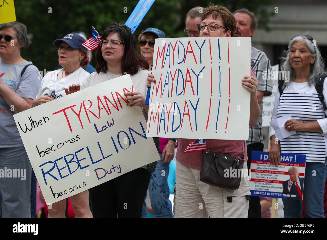 Harrisburg, Usa. Mai 2025. Demonstranten halten Plakate auf den Stufen des Kapitols von Pennsylvania für einen Maifeiertag gegen die Politik der Trump-Regierung. Quelle: SOPA Images Limited/Alamy Live News Stockfoto