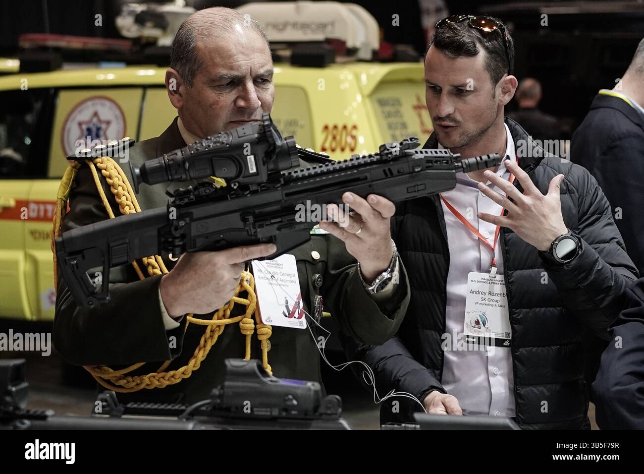 22. März 2022, Tel Aviv, Israel: CLAUDIO CERVIGNI, Verteidigungsattaché an der Botschaft von Tel Aviv von Argentinien, besucht ISDEF, Israels internationale Sicherheits- und Verteidigungsausstellung, die auf der EXPO Tel Aviv eröffnet wird. Die Ausstellung beleuchtet Geräte und Technologien für Verteidigung, Landsicherheit, Megaereignisschutz, Cybersicherheit, Nachrichtendienste und Terrorismusbekämpfung. Die Ausstellung wird von Ländern verstärkt, die sich darauf vorbereiten, die Verteidigungsbudgets nach dem Krieg in der Ukraine und vielleicht einer neuen Weltordnung zu erhöhen. (Bild: © Nir Alon/ZUMA Press Wire) Stockfoto