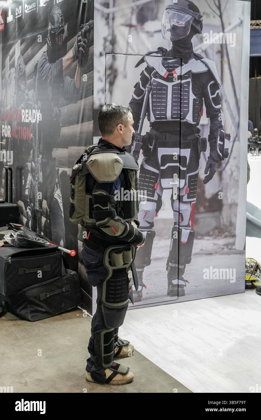 22. März 2022, Tel Aviv, Israel: Israelâ Internationale Sicherheits- und Verteidigungs-Ausstellung eröffnet auf der EXPO Tel Aviv und beleuchtet Ausrüstung und Technologien für Verteidigung, Landsicherheit, Megaereignisschutz, Cybersicherheit, Nachrichtendienste und Terrorismusbekämpfung. Das ISDEF beherbergt über 300 ausstellende Unternehmen und wird von 10.000 Besuchern und 50 Delegationen besucht, darunter Erstbesucher aus den Golfstaaten und Marokko. Die Ausstellung wird von Ländern verstärkt, die sich darauf vorbereiten, die Verteidigungsbudgets nach dem Krieg in der Ukraine und vielleicht einer neuen Weltordnung zu erhöhen. (Bild: © Nir Alon/ZUMA Pre Stockfoto