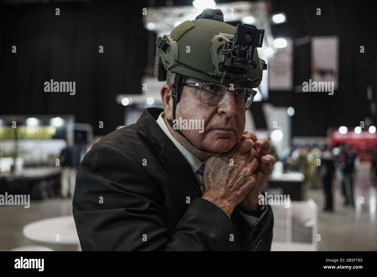 22. März 2022, Tel Aviv, Israel: Der ehemalige israelische Verteidigungsminister MOSHE YAALON versucht, einen ballistischen Helm von Ceradyne auf der ISDEF, Israels internationaler Sicherheits- und Verteidigungshalle, bei der Eröffnung auf der EXPO Tel Aviv anzugreifen. Die Ausstellung beleuchtet Geräte und Technologien für Verteidigung, Landsicherheit, Megaereignisschutz, Cybersicherheit, Nachrichtendienste und Terrorismusbekämpfung. Die Ausstellung wird von Ländern verstärkt, die sich darauf vorbereiten, die Verteidigungsbudgets nach dem Krieg in der Ukraine und vielleicht einer neuen Weltordnung zu erhöhen. (Bild: © Nir Alon/ZUMA Press Wire) Stockfoto