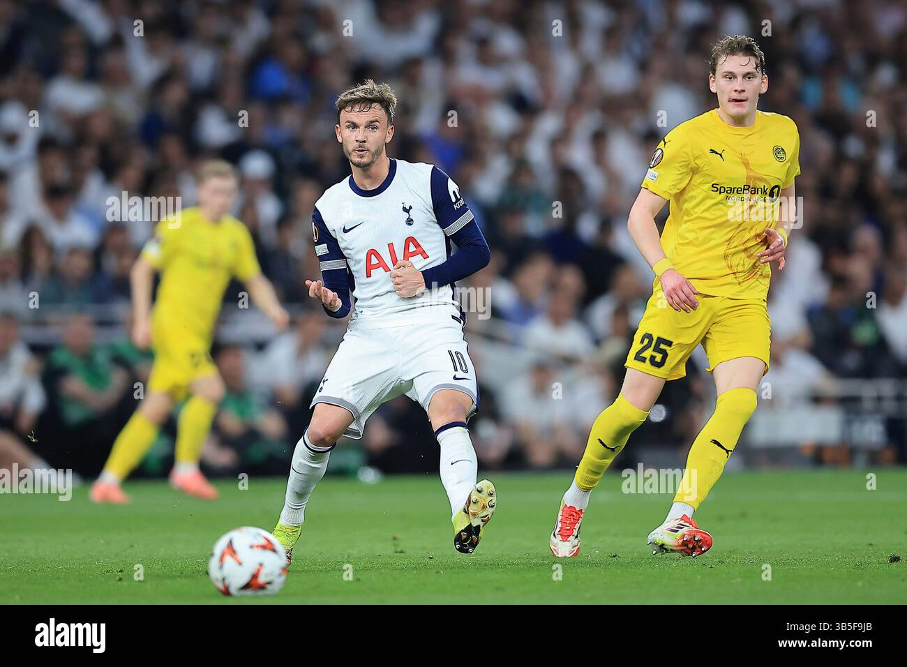 London, Großbritannien. Mai 2025. Tottenham Hotspur / Bodø/Glimt - UEFA Europa League Halbfinale First Leg - Tottenham Hotspur Stadium. Tottenham Hotspur Mittelfeldspieler James Maddison (10) Play’s The Ball Forward Credit: Christopher Foxwell/Alamy Live News Stockfoto London, Großbritannien. Mai 2025. Tottenham Hotspur / Bodø/Glimt - UEFA Europa League Halbfinale First Leg - Tottenham Hotspur Stadium. Tottenham Hotspur Mittelfeldspieler James Maddison (10) Play’s The Ball Forward Credit: Christopher Foxwell/Alamy Live News Stockfoto