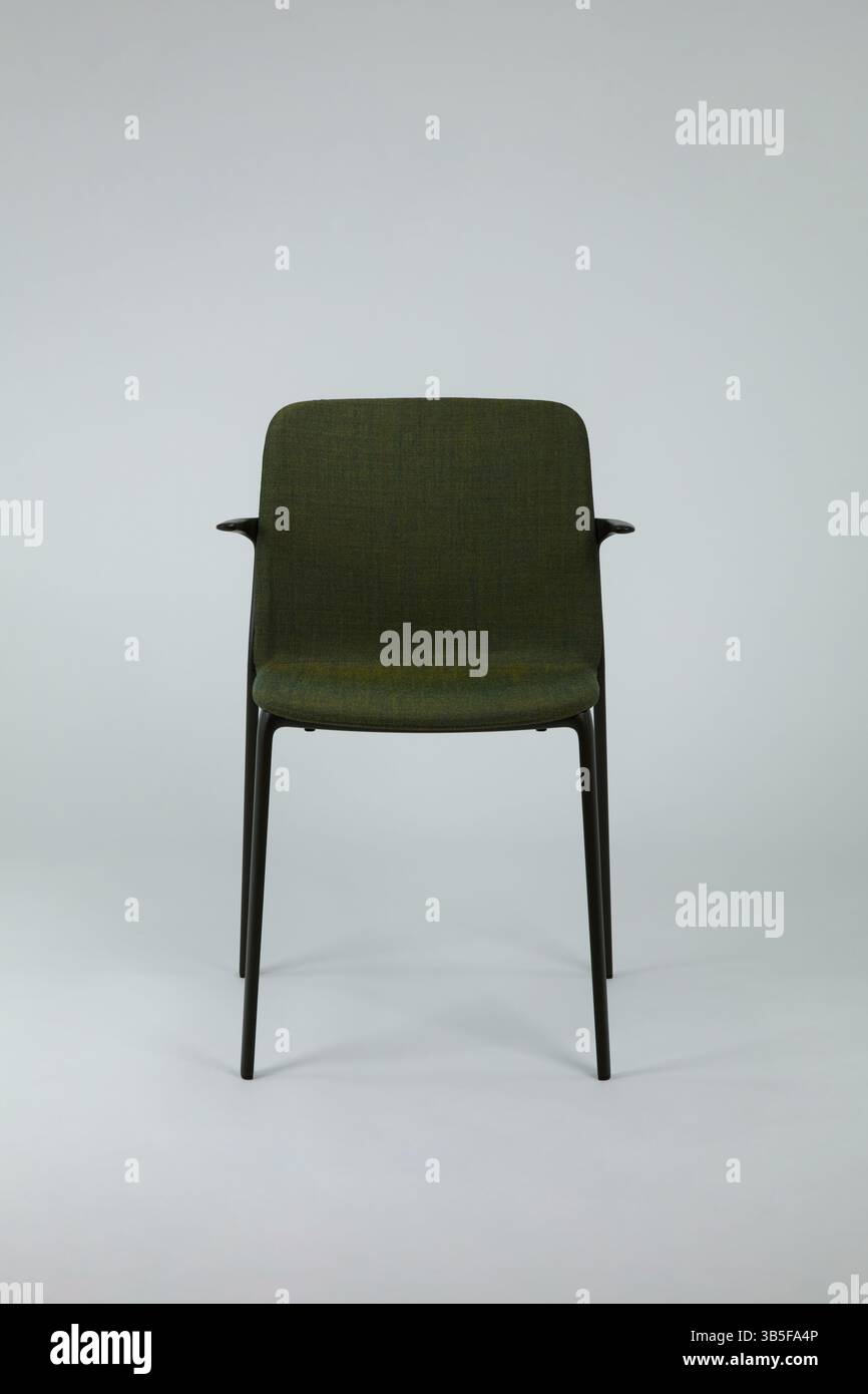 Olivgrüner Sessel aus Stoff mit schwarzem Metallrahmen isoliert auf weißem Hintergrund ein modernes und minimalistisches Stück, das sich perfekt für Zuhause oder Büro eignet Stockfoto