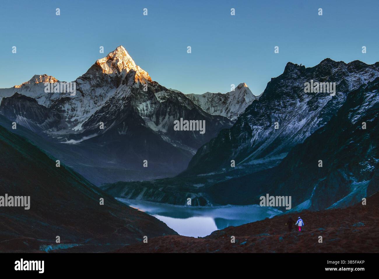 AMA dablam Berggipfel und Cholatse See. Sagarmatha Nationalpark. AMA Dablam - Berg im östlichen Himalaya der Provinz Koshi, Nepal. M Stockfoto