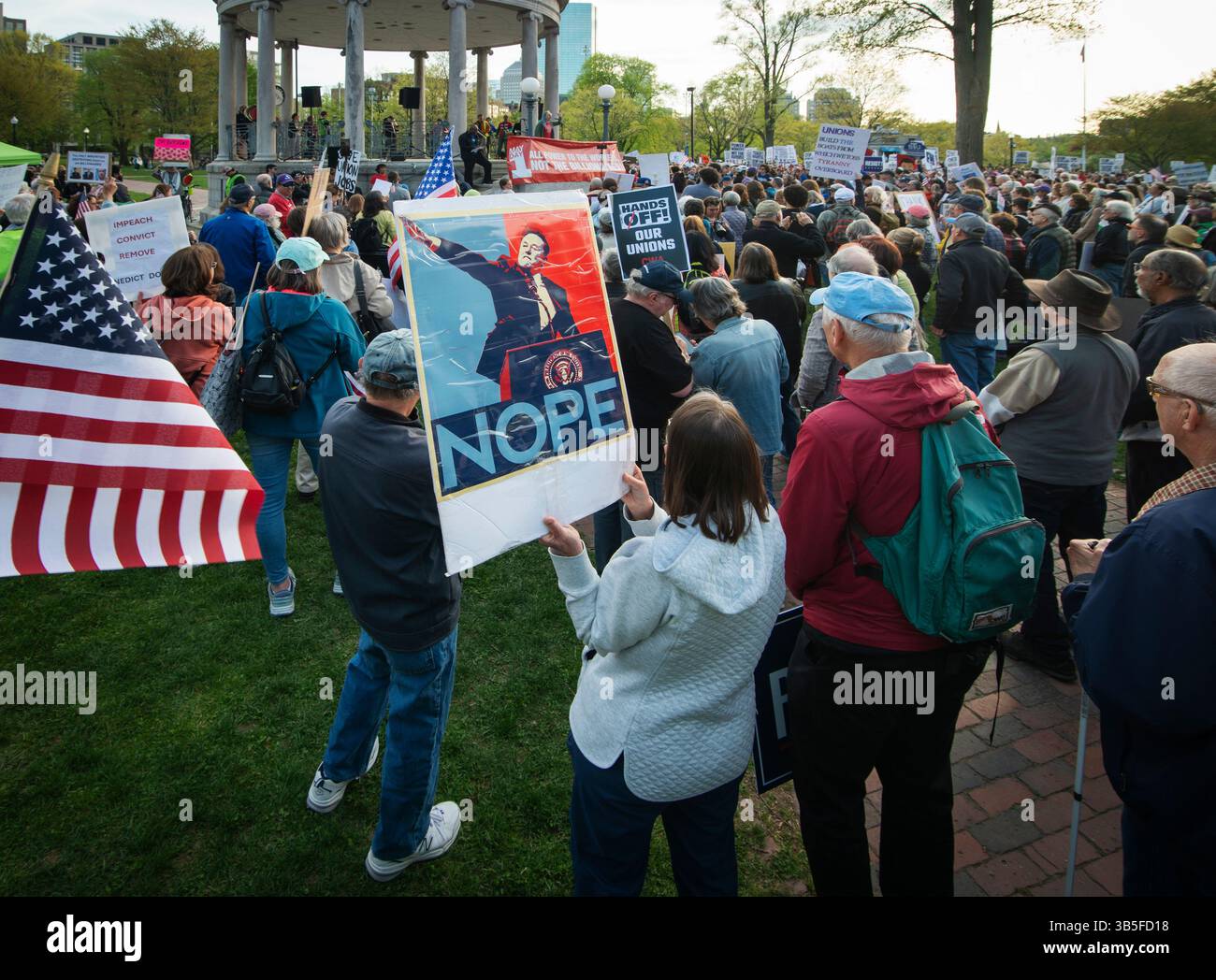 Boston, Massachusetts, USA. 1. Mai 2025. Mehr als 1.000 trafen sich im Zentrum von Boston auf dem Boston Common, dem ältesten Stadtpark der Vereinigten Staaten, am Mai oder am Internationalen Arbeitertag. Die 50501er-Bewegung führt zusammen mit Gewerkschaften, Studentengruppen, Lehrern und Basisorganisationen einen „nationalen Aktionstag“ in Städten und Städten in den Vereinigten Staaten an, der gegen die Aktionen von US-Präsident Donald Trump und Elon Musk steht. Quelle: Chuck Nacke / Alamy Live News Stockfoto
