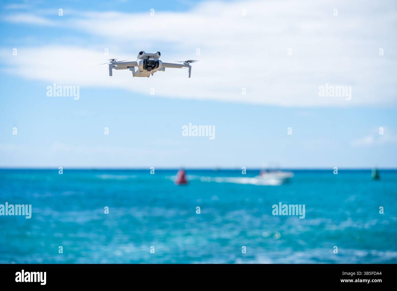 Moderne Drohne fliegt mitten in der Luft mit blauem Himmel, die fortschrittliche Lufttechnologie und Innovation in Fotografie, Überwachung und Freizeit zeigt Stockfoto