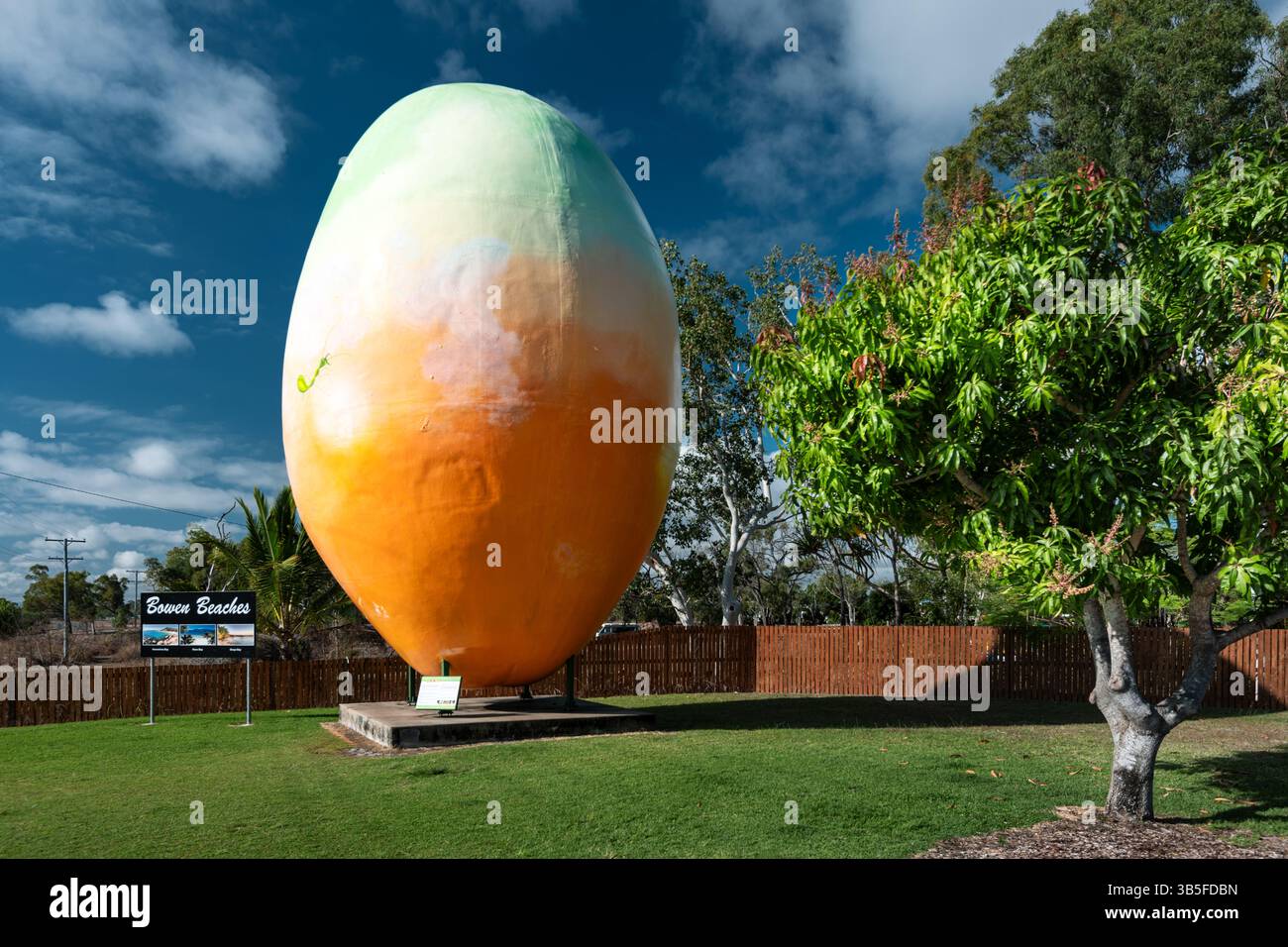 Die Big Mango of Bowen im tropischen Queensland ist eines der GROSSEN Dinge in Australien. Stockfoto