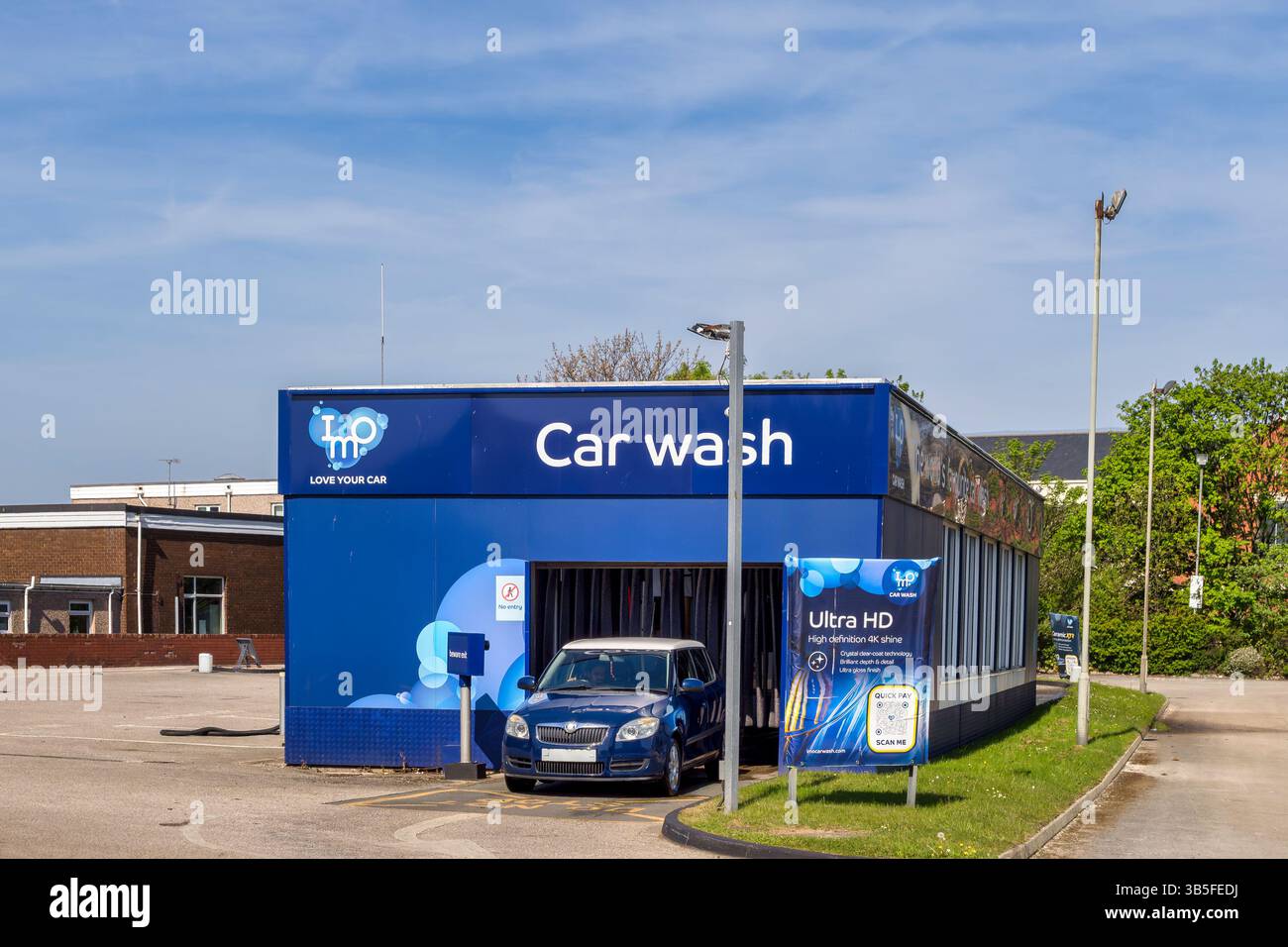 Skoda Fabia kommt aus der IMO-Autowaschanlage im Mostyn Champneys Retail Park, Llandudno, North Wales, Großbritannien Stockfoto