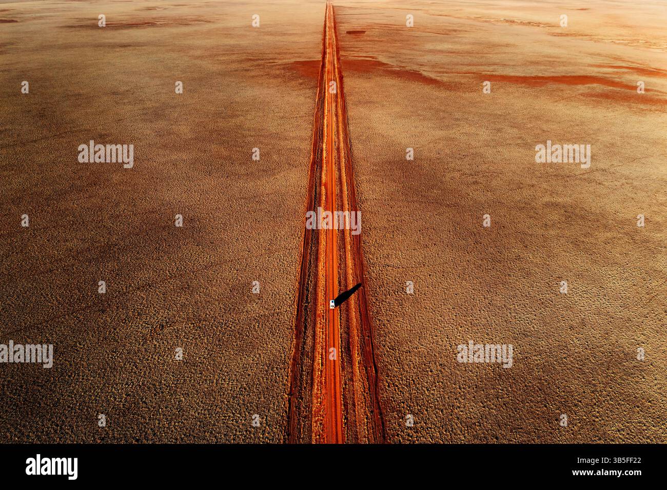 Luftaufnahme einer endlosen roten Wüstenstrecke im Outback Australia. Stockfoto