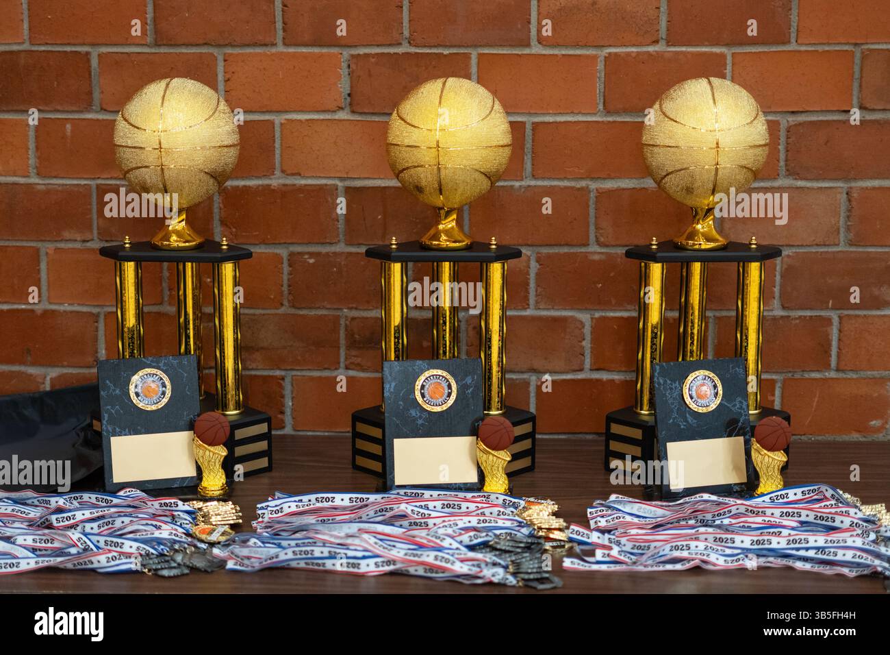 Die Trophäe der Basketball-Meisterschaft steht für Sieg, Leistung und sportliche Exzellenz, perfekt für Jugendturniere, Auszeichnungen und Leichtathletik Stockfoto