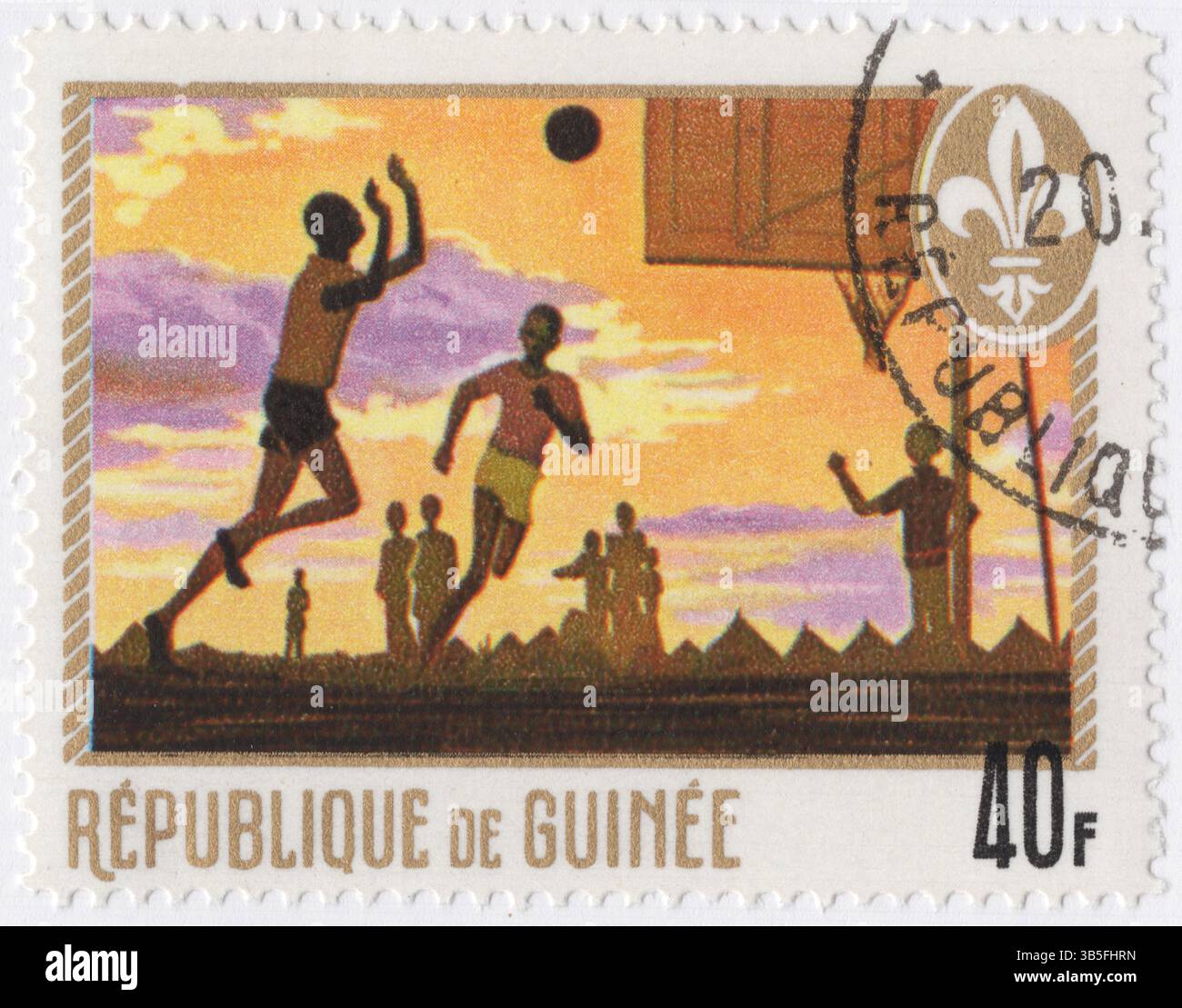 GUINEA - 1. Juli 1969: 40 Franken Gold und mehrfarbige Briefmarke mit Darstellung des Basketballs. Ausgestellt zu Ehren der Pfadfinder von Guinea. Pionnier de Guinee, nationale Bewegung. Scouting, auch bekannt als Scout Movement, ist eine weltweite Jugendbewegung, die die Scout-Methode verwendet und sich im ersten Jahrzehnt des 20. Jahrhunderts etabliert hat. Sie folgt einem informellen Bildungssystem mit Schwerpunkt auf praktischen Outdoor-Aktivitäten, wie Camping, Holzwerkstatt, Wassersport, Wandern, Rucksack und Sport. Ein allgemein anerkanntes Bewegungsmerkmal ist die Scout-Uniform Stockfoto