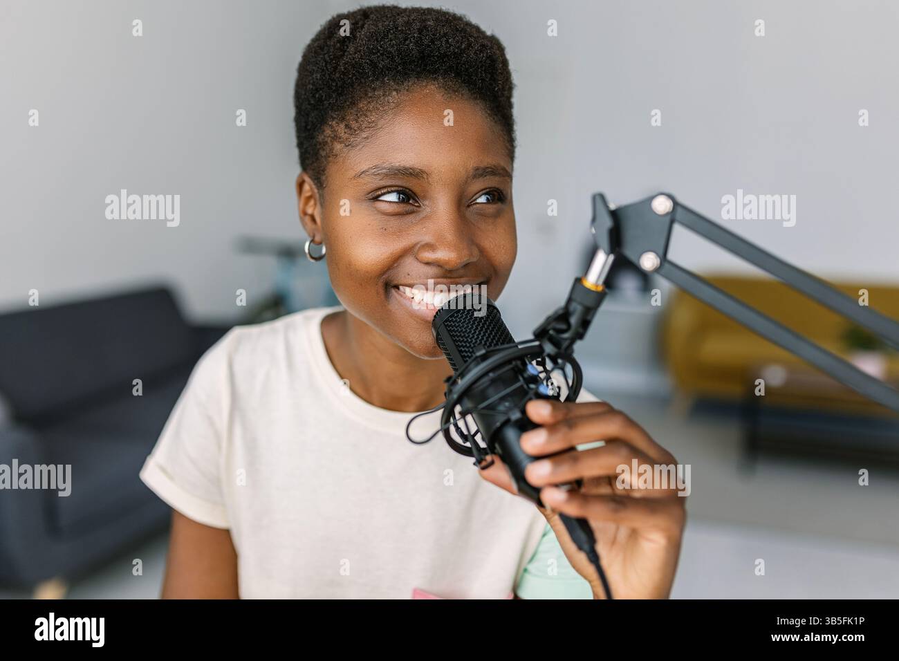 Junge Afrikanerin nimmt einen Podcast von zu Hause auf Stockfoto