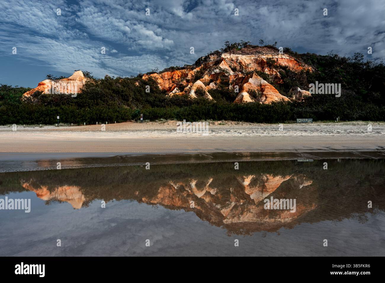 Farbige Sandstrände der Pinnacles an der Ostküste der Fraser Islands. Stockfoto