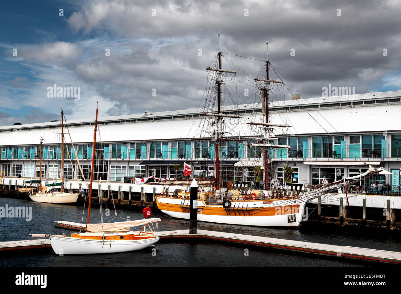 Der Elizabeth Street Pier in Hobart ist berühmt für seine Geschäfte, Restaurants und Cafés. Stockfoto