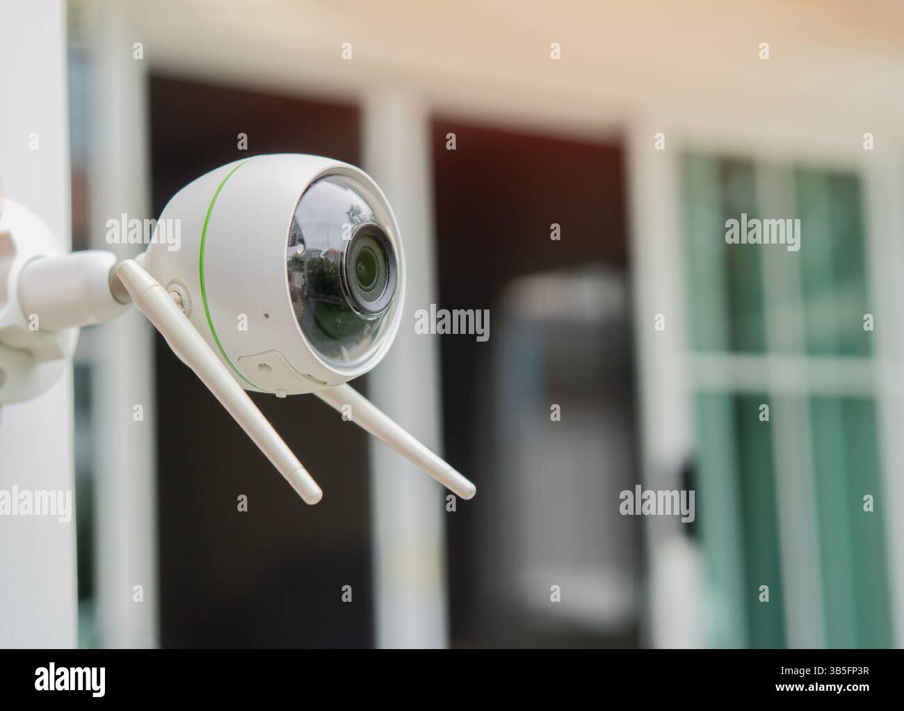 Nahaufnahme einer modernen Wi-Fi-Überwachungskamera, die außerhalb des Hauses liegt. Kopierbereich. Stockfoto