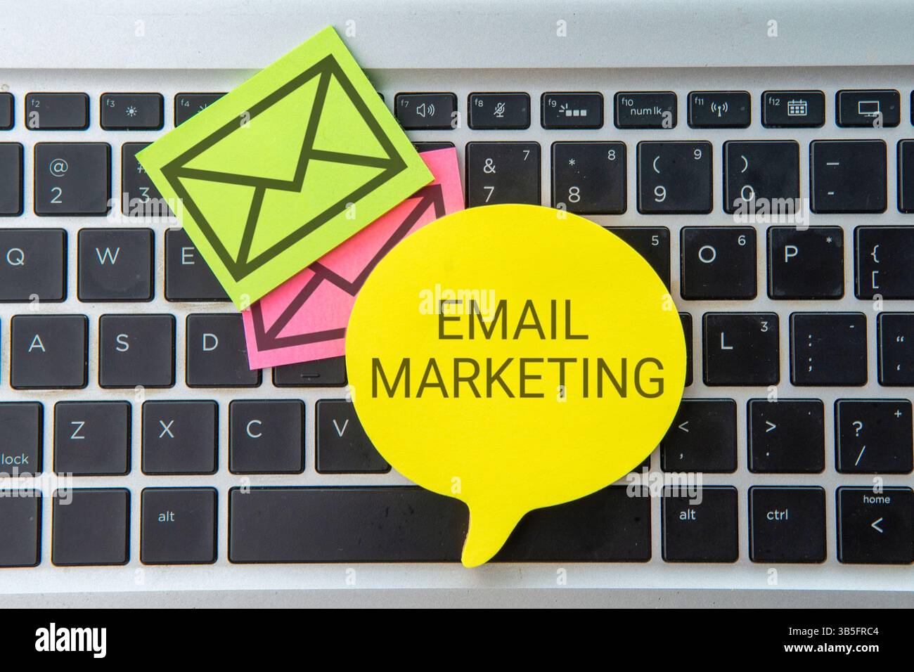 Sprechblase mit Text-E-MAIL-MARKETING auf Laptop-Tastatur. Geschäftskonzept. Stockfoto
