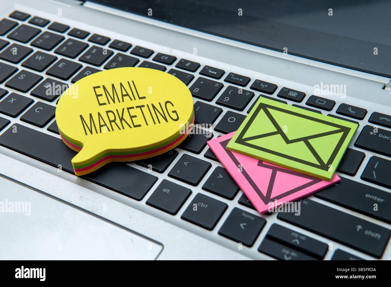 Sprechblase mit Text-E-MAIL-MARKETING auf Laptop-Tastatur. Geschäftskonzept. Stockfoto