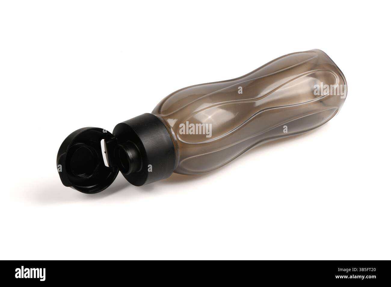 Leere schwarze Wasserflasche. Nahaufnahme der Fitnessflasche. Isoliert auf weißem Hintergrund. Stockfoto