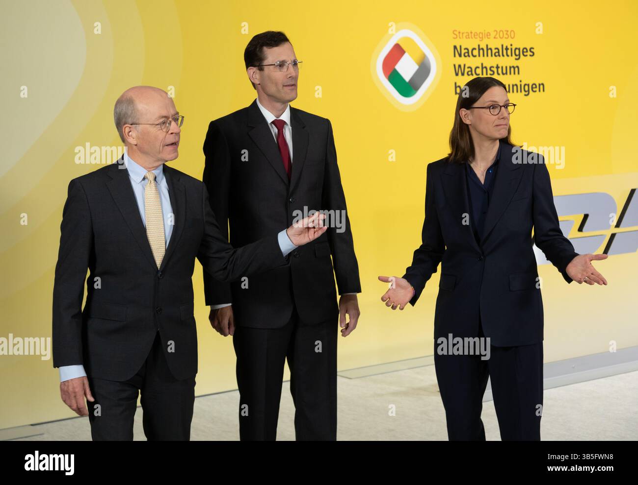 Bonn, Deutschland. Mai 2025. Tobias Meyer (M), CEO DHL Group mit der ernannten neuen Aufsichtsratsvorsitzenden Katrin Suder (R) und dem Vorsitzenden des Aufsichtsrats Nikolaus von Bomhard, Hauptversammlung DHL Group Bonn, 2. Mai 2025. Quelle: Jürgen Schwarz/Alamy Live News Stockfoto