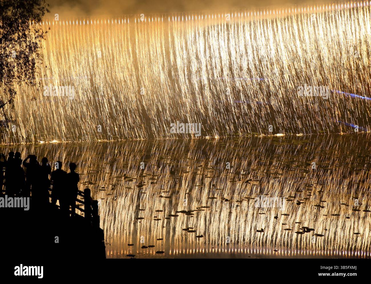 Peking, Chinas Provinz Jiangsu. Mai 2025. Touristen sehen ein Feuerwerk in Jurong City, ostchinesischer Provinz Jiangsu, 1. Mai 2025. Die Menschen in ganz China genießen den laufenden Maifeiertag auf verschiedene Weise. Quelle: Zhong Xueman/Xinhua/Alamy Live News Stockfoto