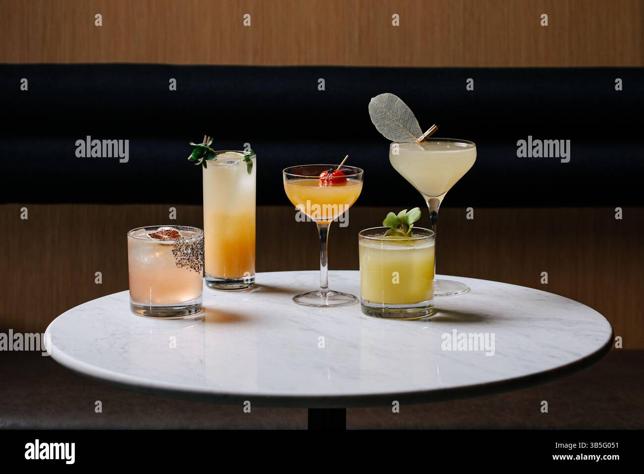 Auswahl an bunten Cocktails auf dem Tisch Stockfoto