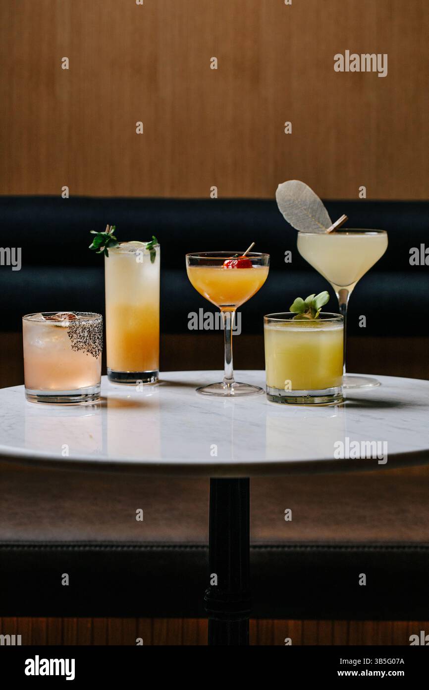 Auswahl an bunten Cocktails auf dem Tisch Stockfoto