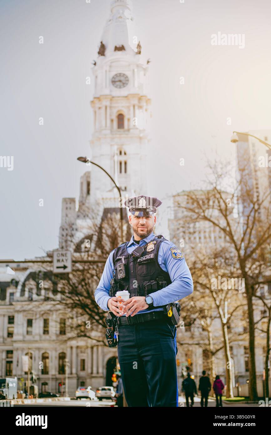 Ein Polizist aus Philadelphia vor dem Rathaus Stockfoto