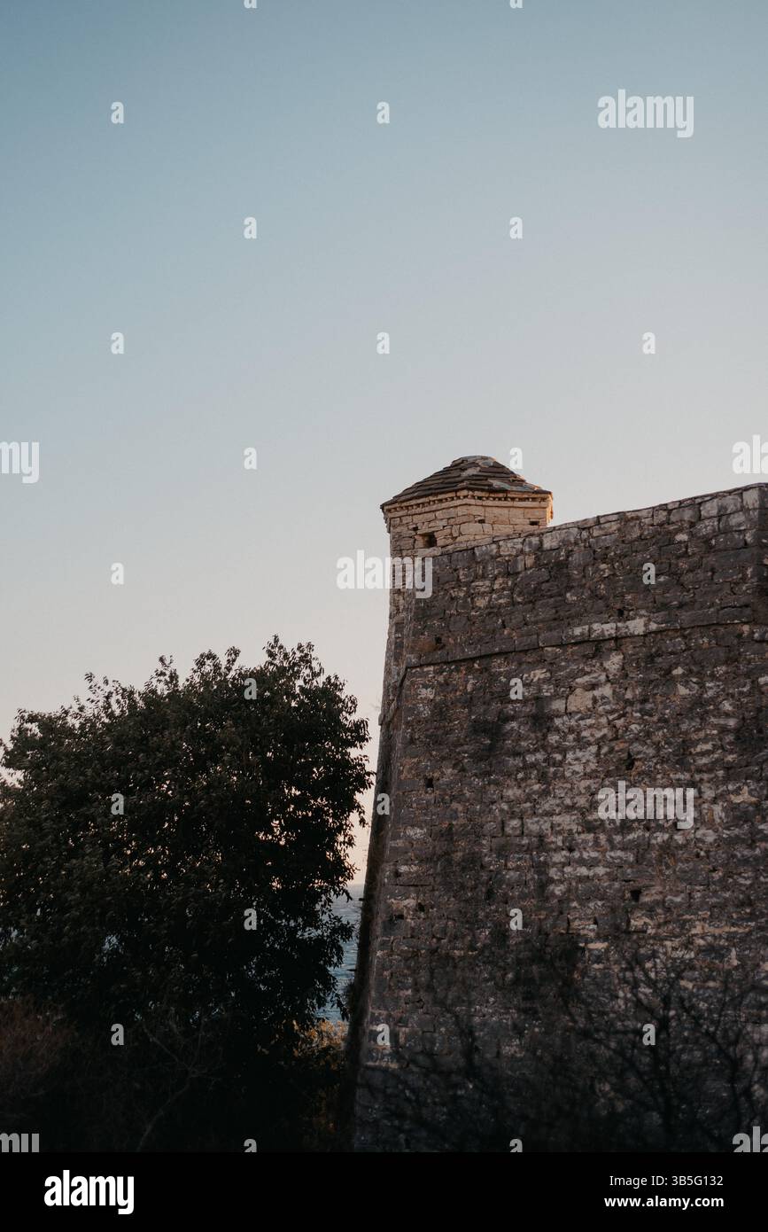 Turm von Porto Palermo in Albanien – historische venezianische Festung Stockfoto