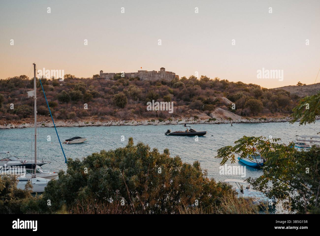 Porto Palermo Bucht mit Booten, Albanien Stockfoto