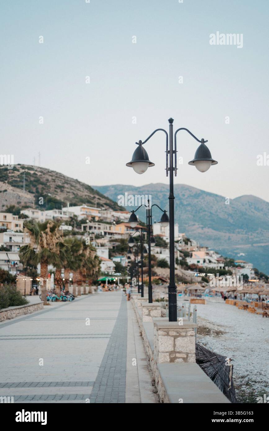 Qeparo Promenade, Albanien – Strandspaziergang an der albanischen Riviera Stockfoto