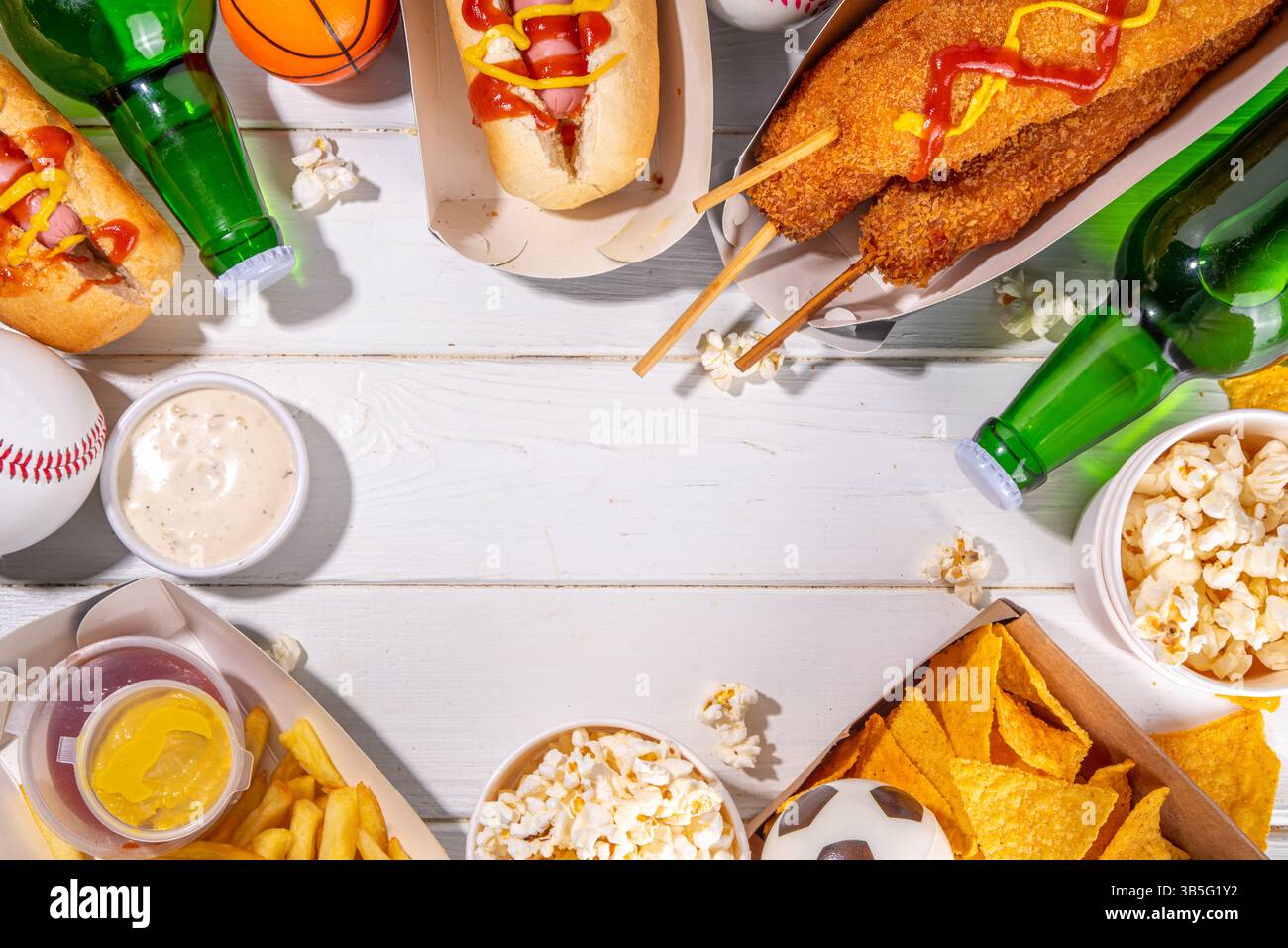 Traditionelles Sportstadionessen und Bierhintergrund, verschiedene Baseball-, Basketball-, Fußball-Fans und Stadion-Snacks, Chips, Saucen, Hot Dogs wi Stockfoto