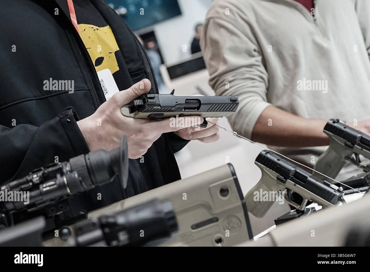 22. März 2022, Tel Aviv, Israel: Israelâ Internationale Sicherheits- und Verteidigungs-Ausstellung eröffnet auf der EXPO Tel Aviv und beleuchtet Ausrüstung und Technologien für Verteidigung, Landsicherheit, Megaereignisschutz, Cybersicherheit, Nachrichtendienste und Terrorismusbekämpfung. Das ISDEF beherbergt über 300 ausstellende Unternehmen und wird von 10.000 Besuchern und 50 Delegationen besucht, darunter Erstbesucher aus den Golfstaaten und Marokko. Die Ausstellung wird von Ländern verstärkt, die sich darauf vorbereiten, die Verteidigungsbudgets nach dem Krieg in der Ukraine und vielleicht einer neuen Weltordnung zu erhöhen. (Bild: © Nir Alon/ZUMA Pre Stockfoto