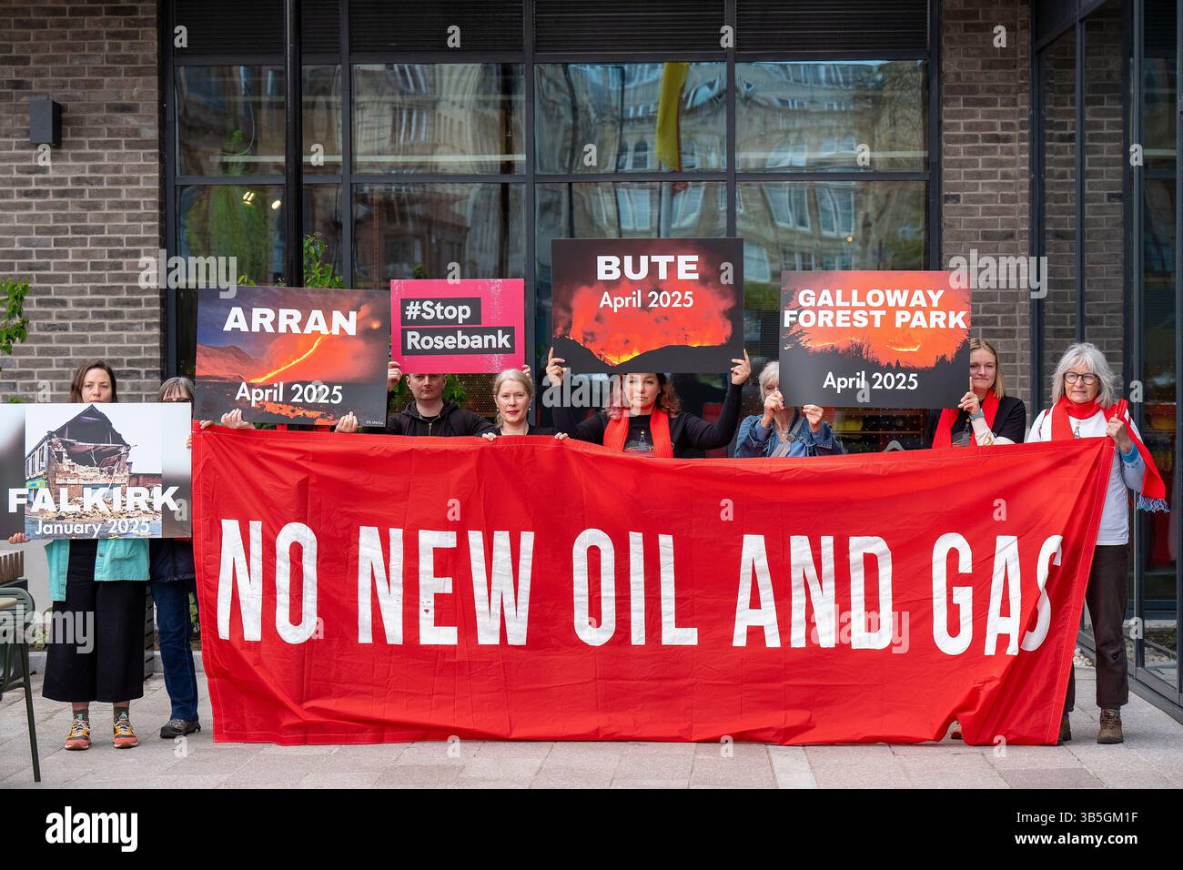 Klimaprotestierende fordern die Regierung und die gewählten Vertreter auf, bei der Beendigung neuer Öl- und Gasprojekte außerhalb des Social Hub in Glasgow, wo der erste schottische Minister John Swinney während der „Better Society Academy“ eine Grundsatzrede hielt, eine Führungsrolle zu übernehmen. Herr Swinney fordert Politiker aller Parteien auf, sich erneut für die Bekämpfung des Klimawandels zu engagieren, und betont, dass das Thema "eine der größten globalen Herausforderungen unserer Zeit" sei. Bilddatum: Freitag, 2. Mai 2025. Stockfoto