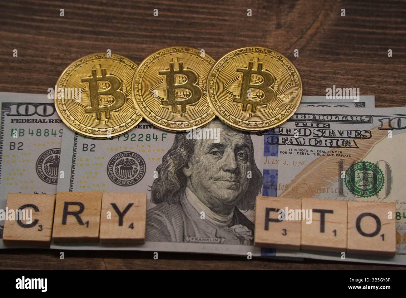 Die Inschrift KRYPTO und Bitcoins. Bergbau. Stockfoto