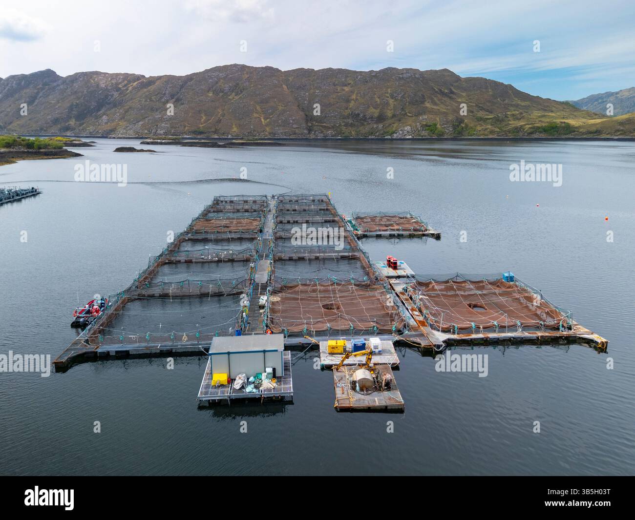 Luftaufnahme der modernen Fischzucht auf Loch Ailort, morar, Lochaber, Scottish Highlands, Schottland, , UK Stockfoto