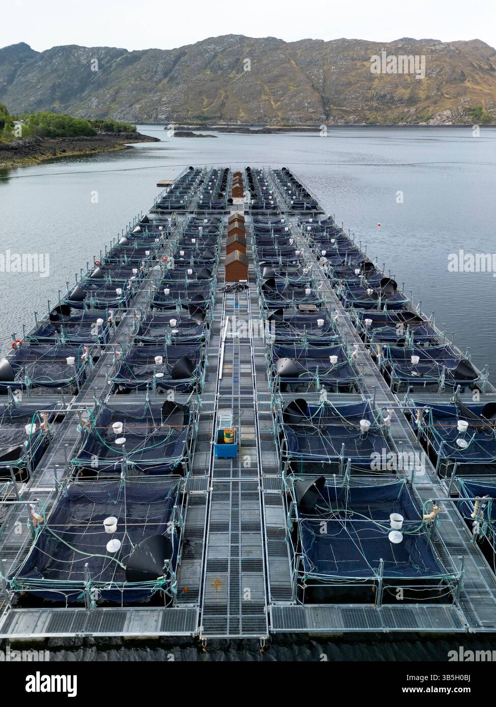 Luftaufnahme der modernen Fischzucht auf Loch Ailort, morar, Lochaber, Scottish Highlands, Schottland, , UK Stockfoto