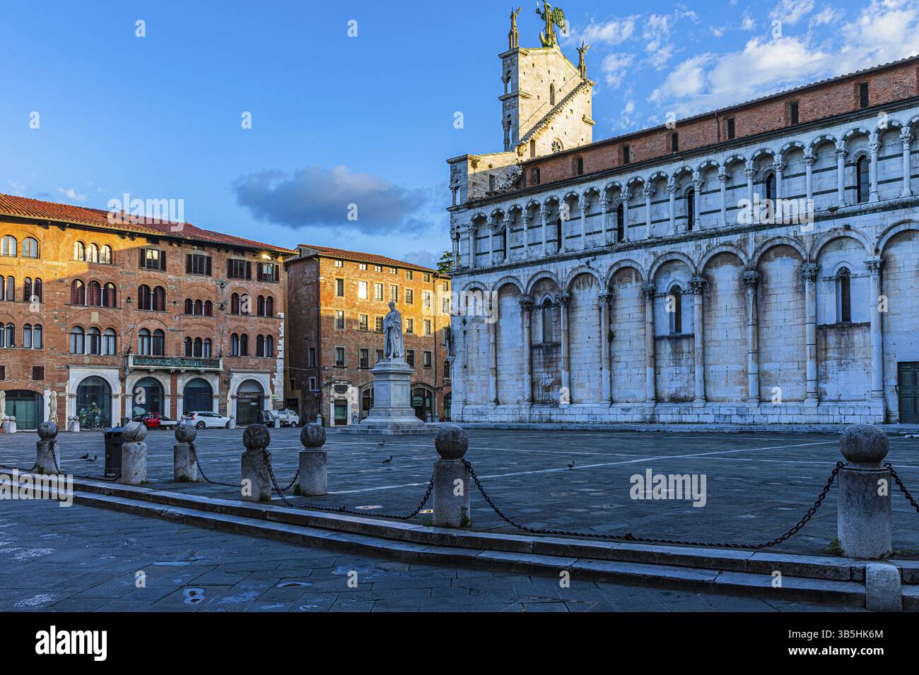 Die Kirche San Michele in Foro und Piazza San Michele, bei Sonnenaufgang, das historische Stadtzentrum, Lucca, Toskana, Italien, Europa Stockfoto