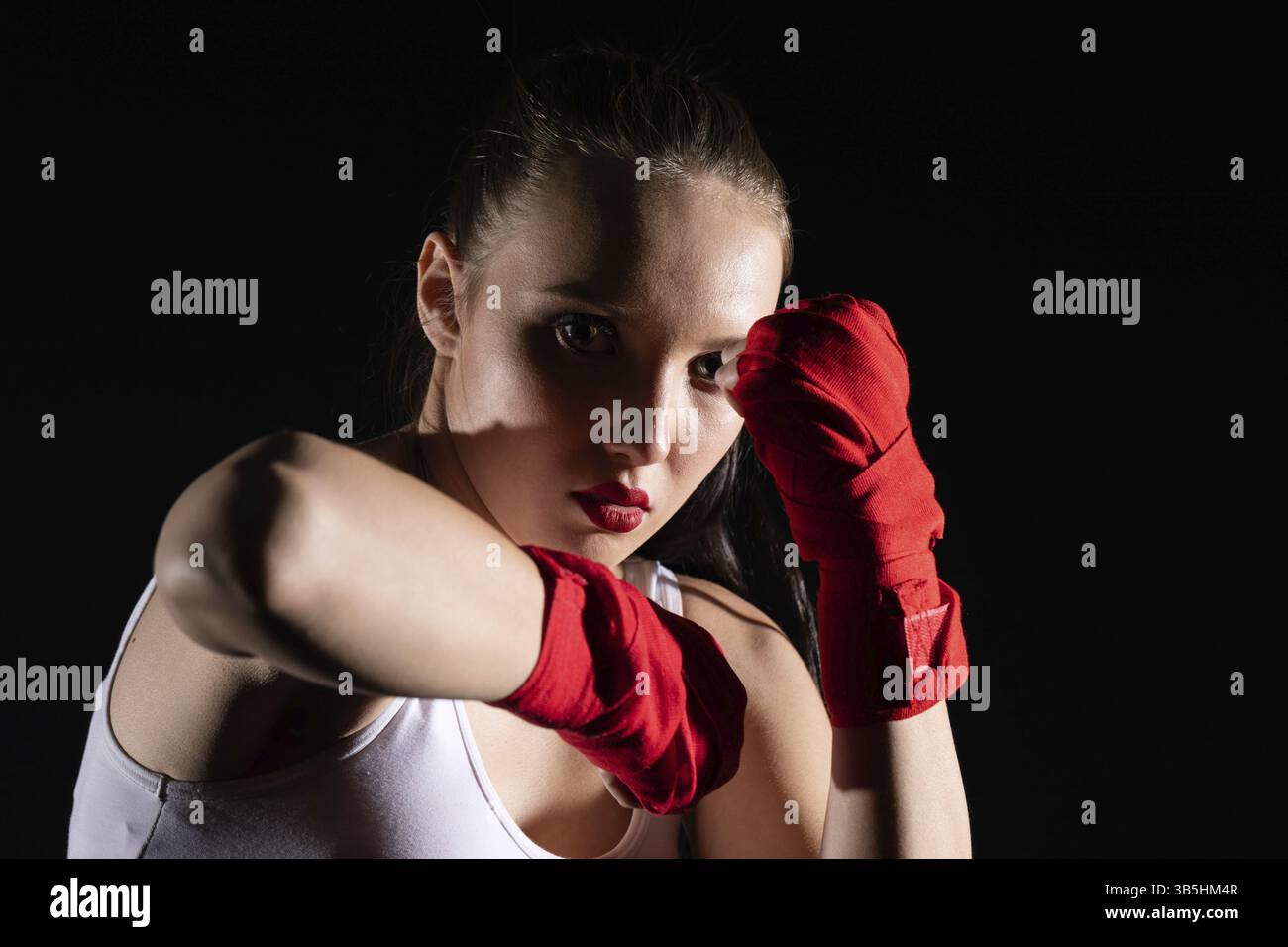 Kombination von Ellbogenschlägen bei einer Sportart namens MMA. Profi-Spieler der gemischten Kampfkunst. Starke Frau Stockfoto