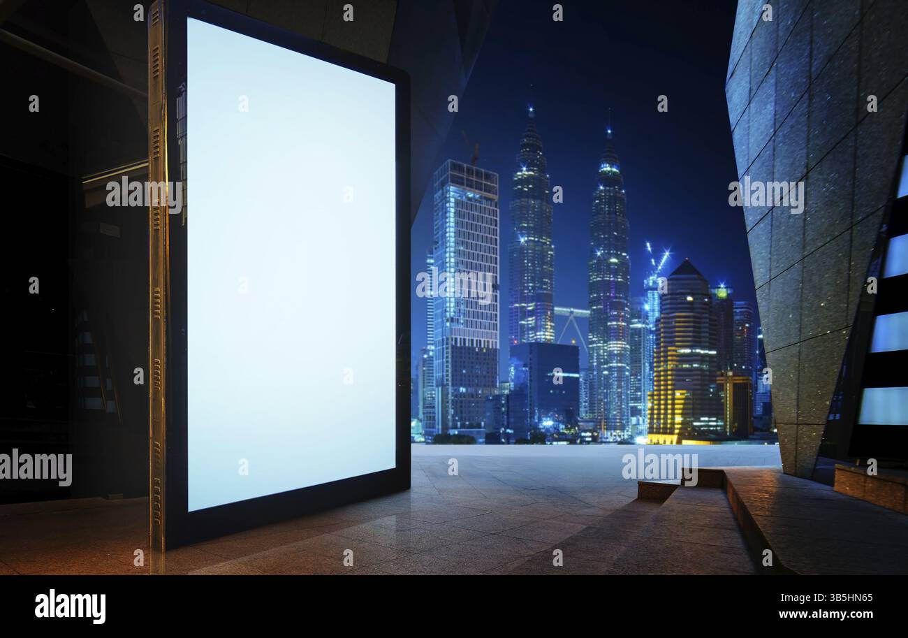 Großer leerer Bildschirm Billboard mit modernem Stadthintergrund Stockfoto