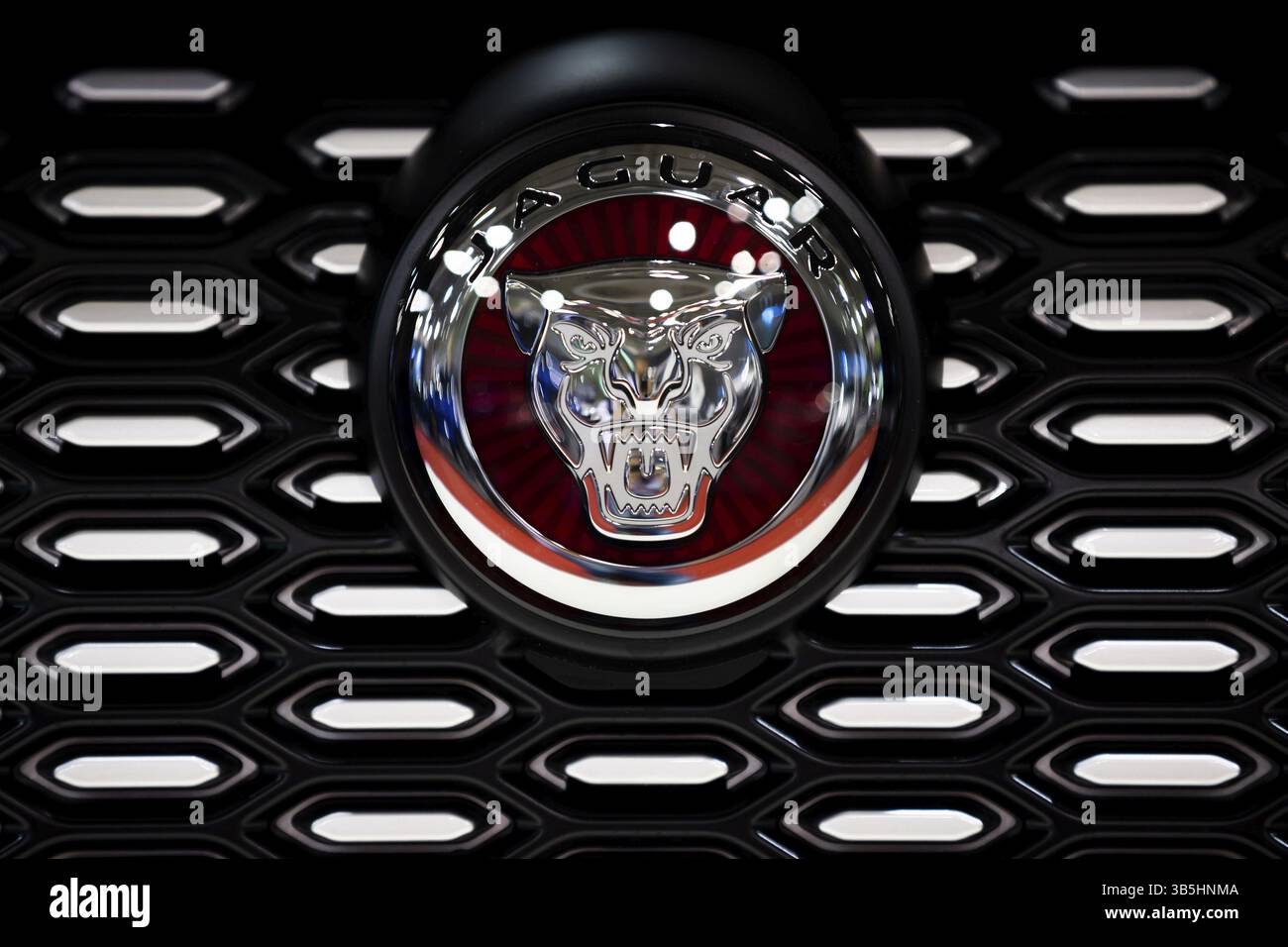 Sofia, Bulgarien - 3. Juni 2022: Nahaufnahme des Jaguar Logos auf einem Auto auf dem Sofia Motor Show Stockfoto