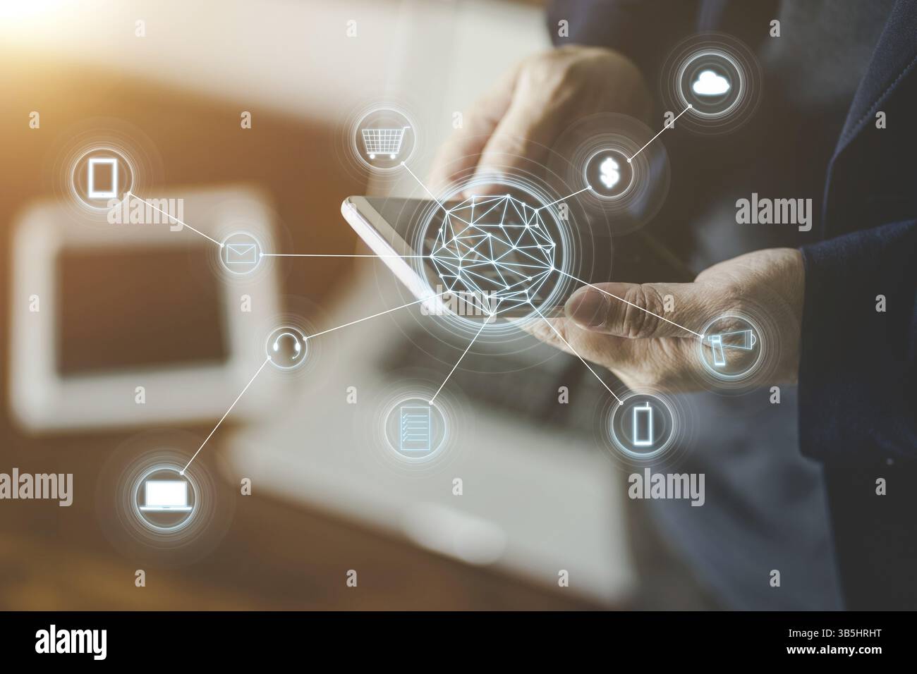 Mann mit Smartphone, der Online-Shopping und Bankzahlung macht. Unscharfer Hintergrund Stockfoto