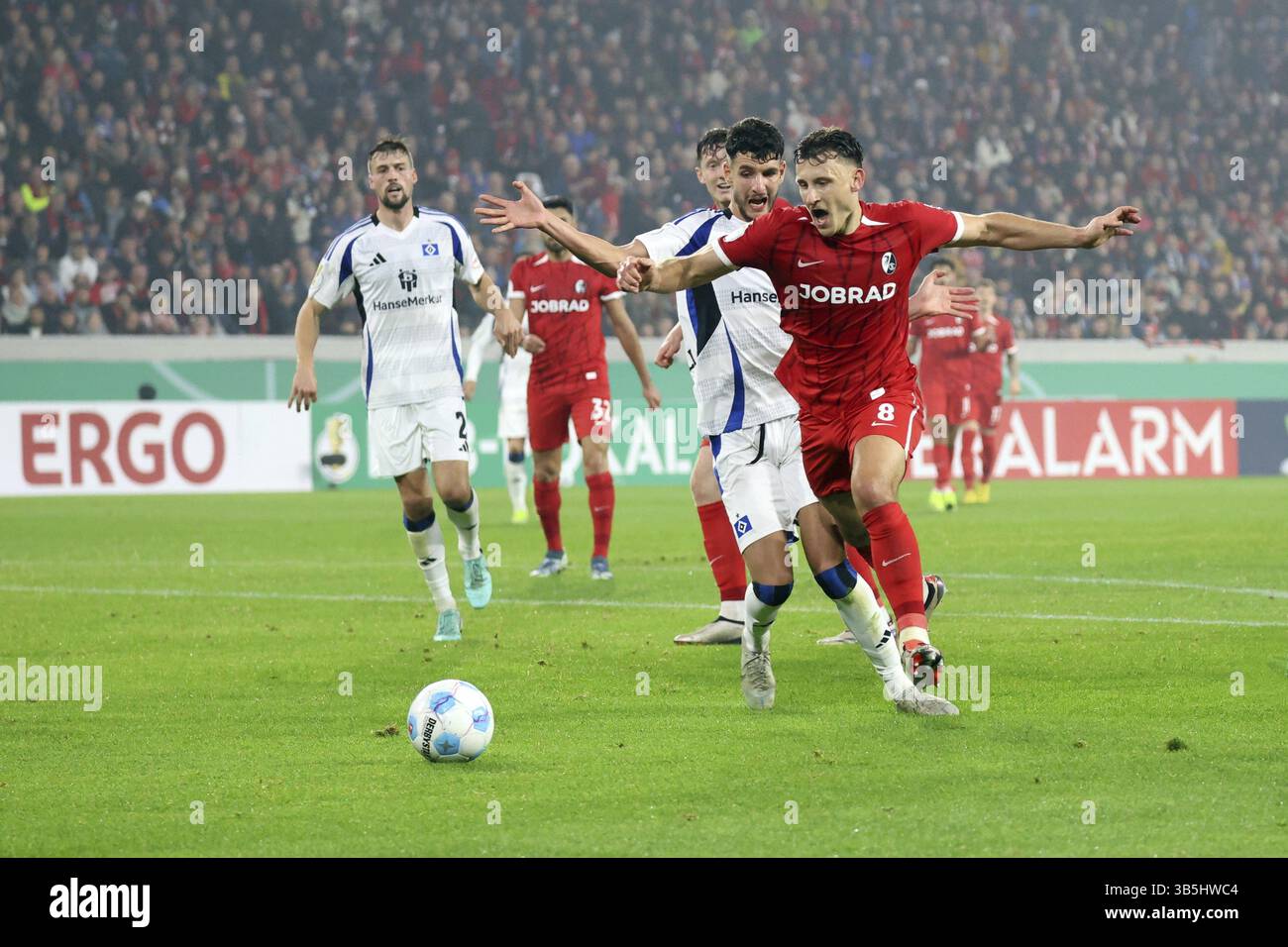 Daniel Elfadli (Hamburger SV/HSV) zieht Maximilian Eggestein (SC Freiburg) im Strafraum von den Beinen, Vincenzo Grifo (SC Freiburg) konvertiert zum Stockfoto